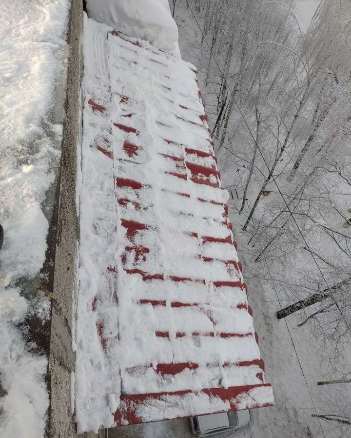 Чистка балконов от снега и льда. Работаю 24/7 - фотография