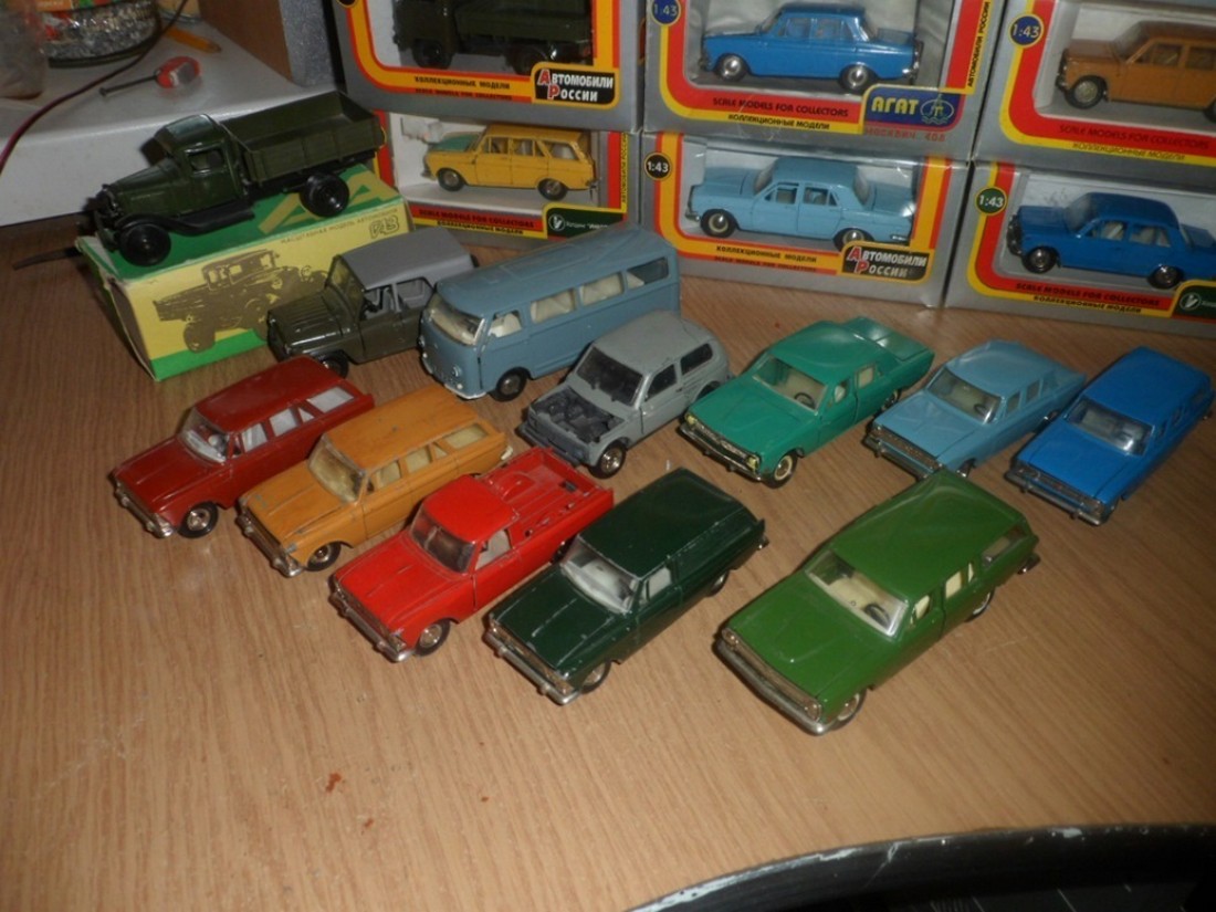 1 43 производители. Машинки масштаб 1 43 СССР. Коллекция моделей автомобилей. Старинные машинки игрушки. Старинные коллекционные машинки.