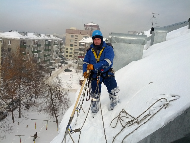 Промышленный Альпинист Рязань чистим снег кровли крыш. Сбить сосульки наледь - фотография