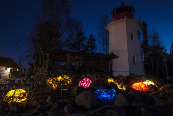 Камни фонари и фигуры с подсветкой - фотография