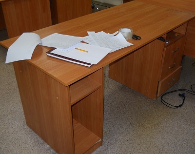 Мебель б/у для офиса (столы, шкафы, кресло) - фотография