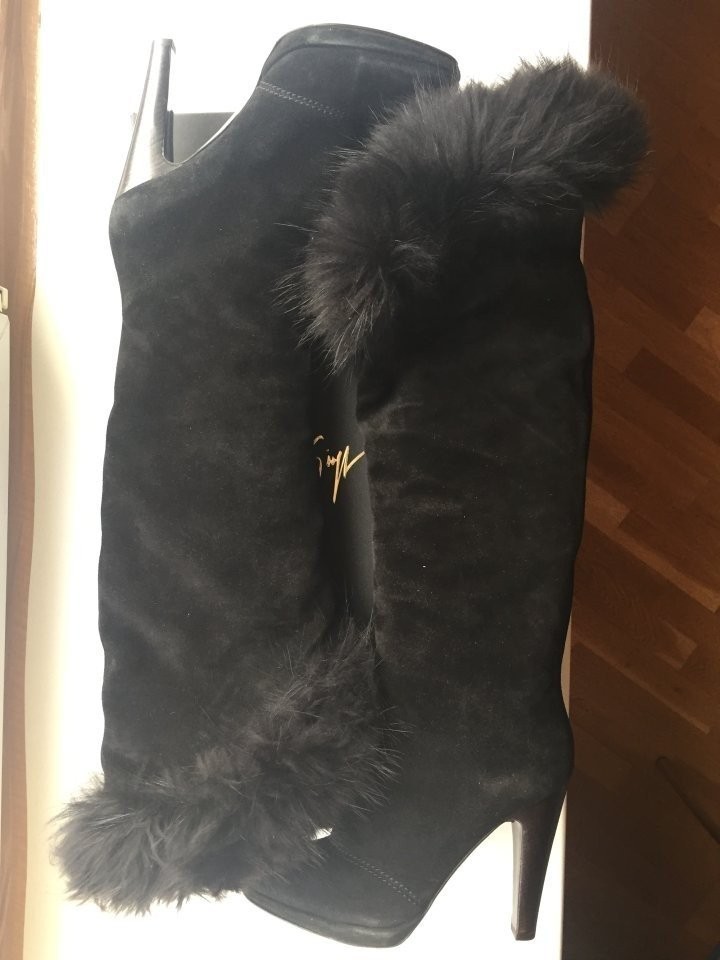 Ботфорты сапоги новые ferre италия 39 размер черные замша мех енот на потформе 2 см каблук 11 см - фотография