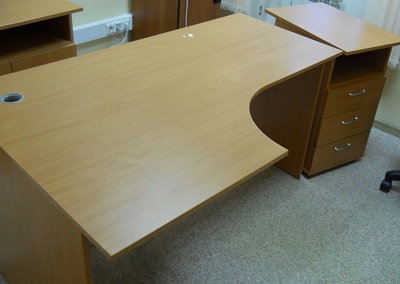Мебель б/у (шкафы, столы,  - фотография