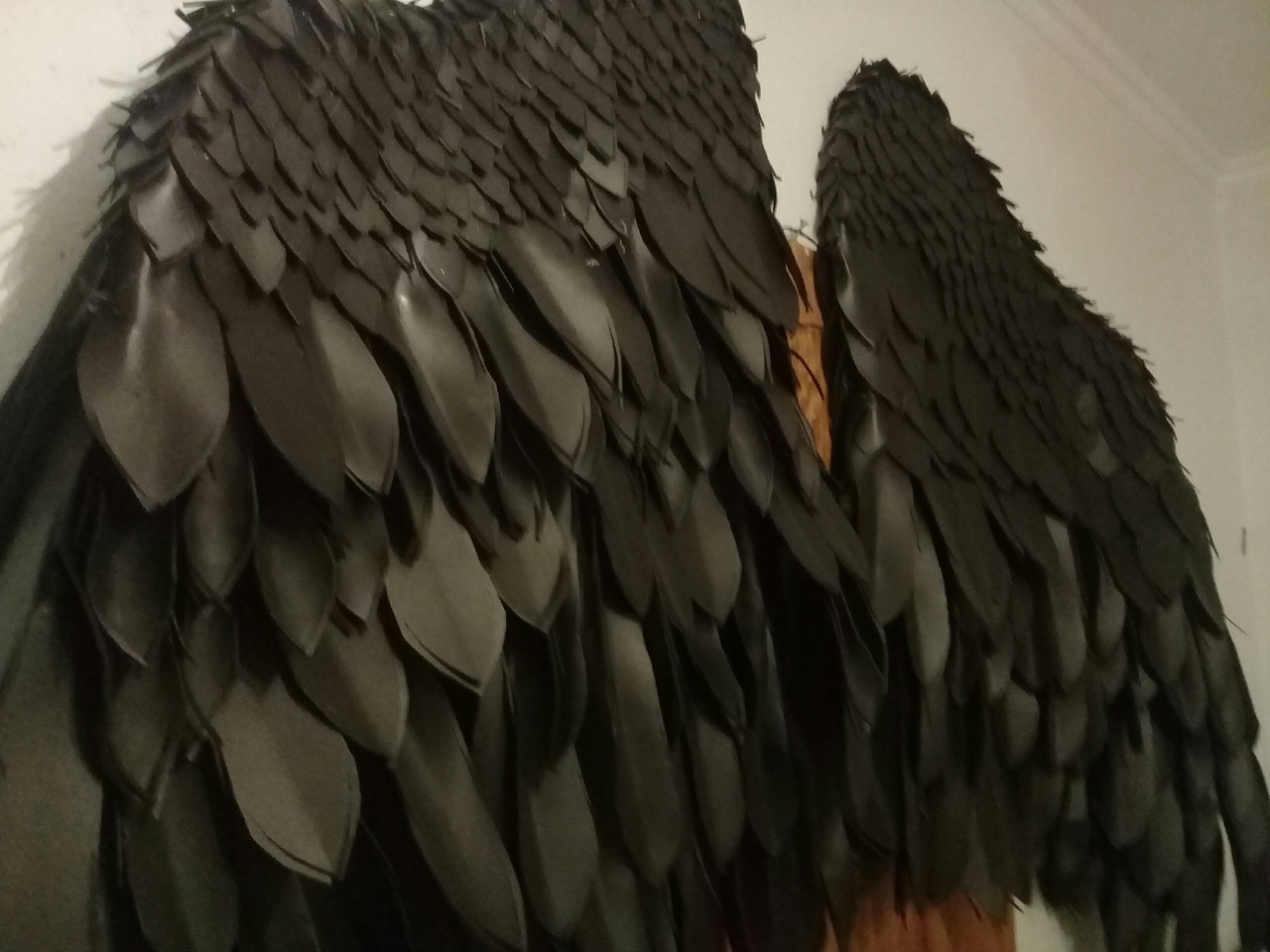 САМАРА. Продаю большие черные крылья (новые),материал - изолон. - фотография