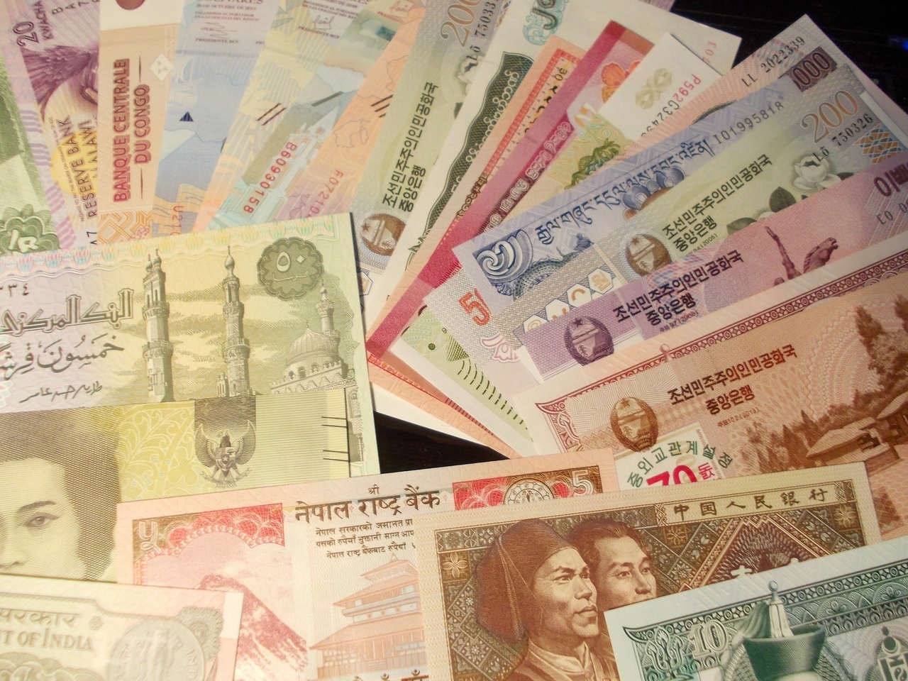 В продаже 30 иностранных новых банкнот = 1000 рублей с доставкой по РФ   - фотография