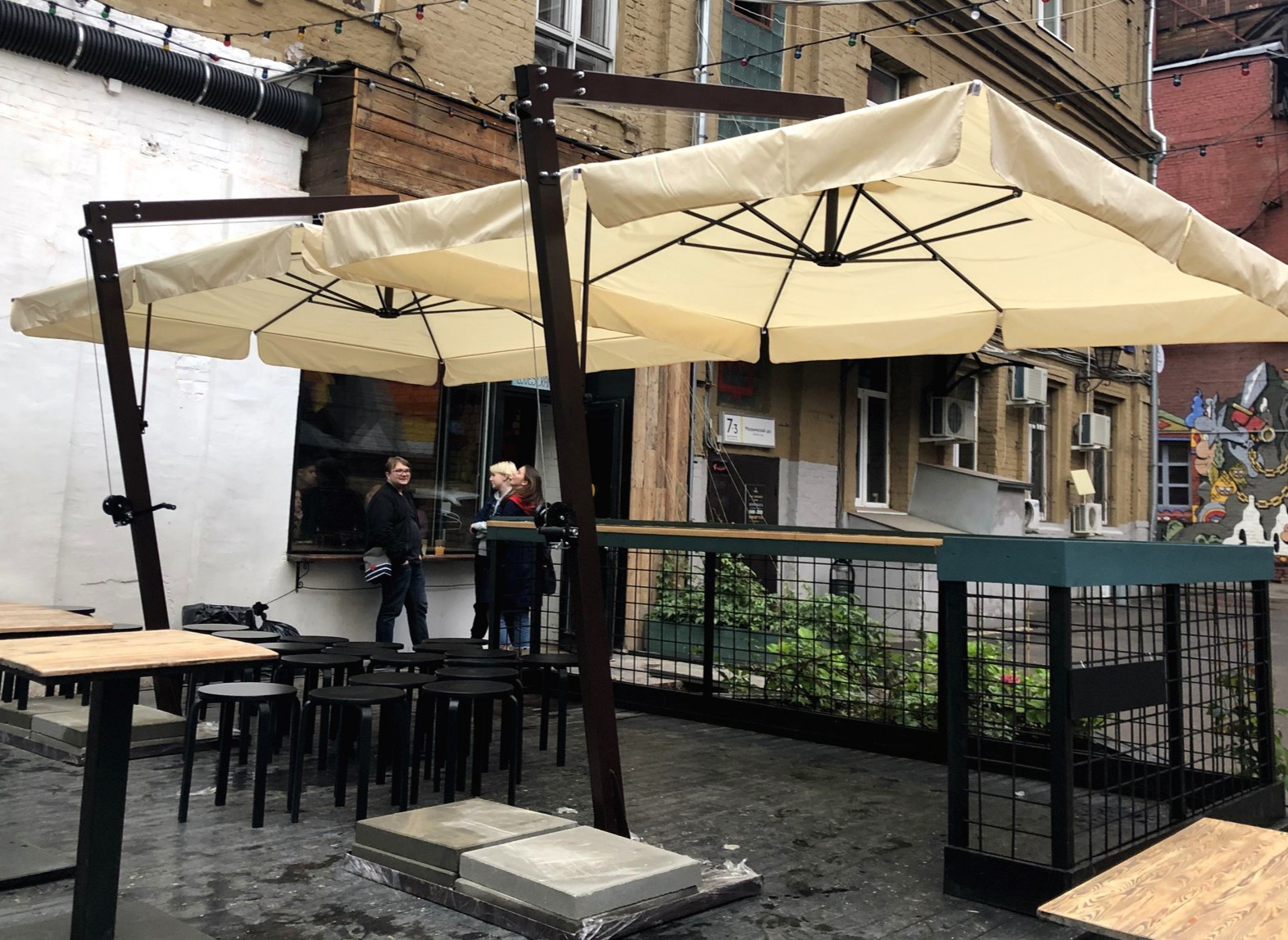 Уличные кафе купить. Зонт с боковой опорой 3х3м. Зонт для кафе уличный. Зонты для летнего кафе. Уличное кафе с зонтиками.
