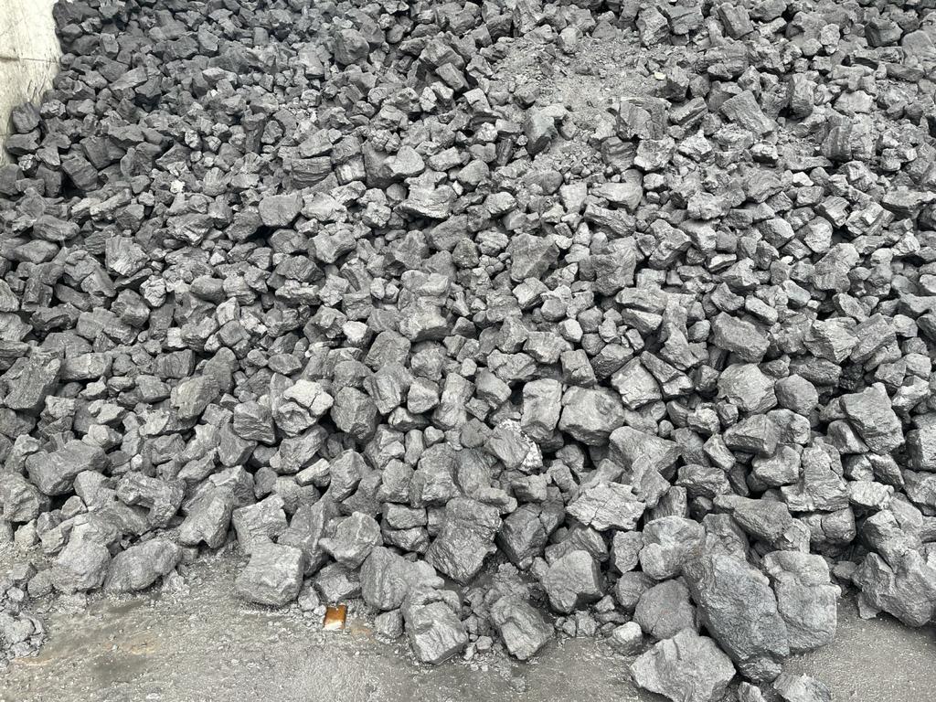 Уголь, каменный, кокс литейный, навалом и в мешках - фотография