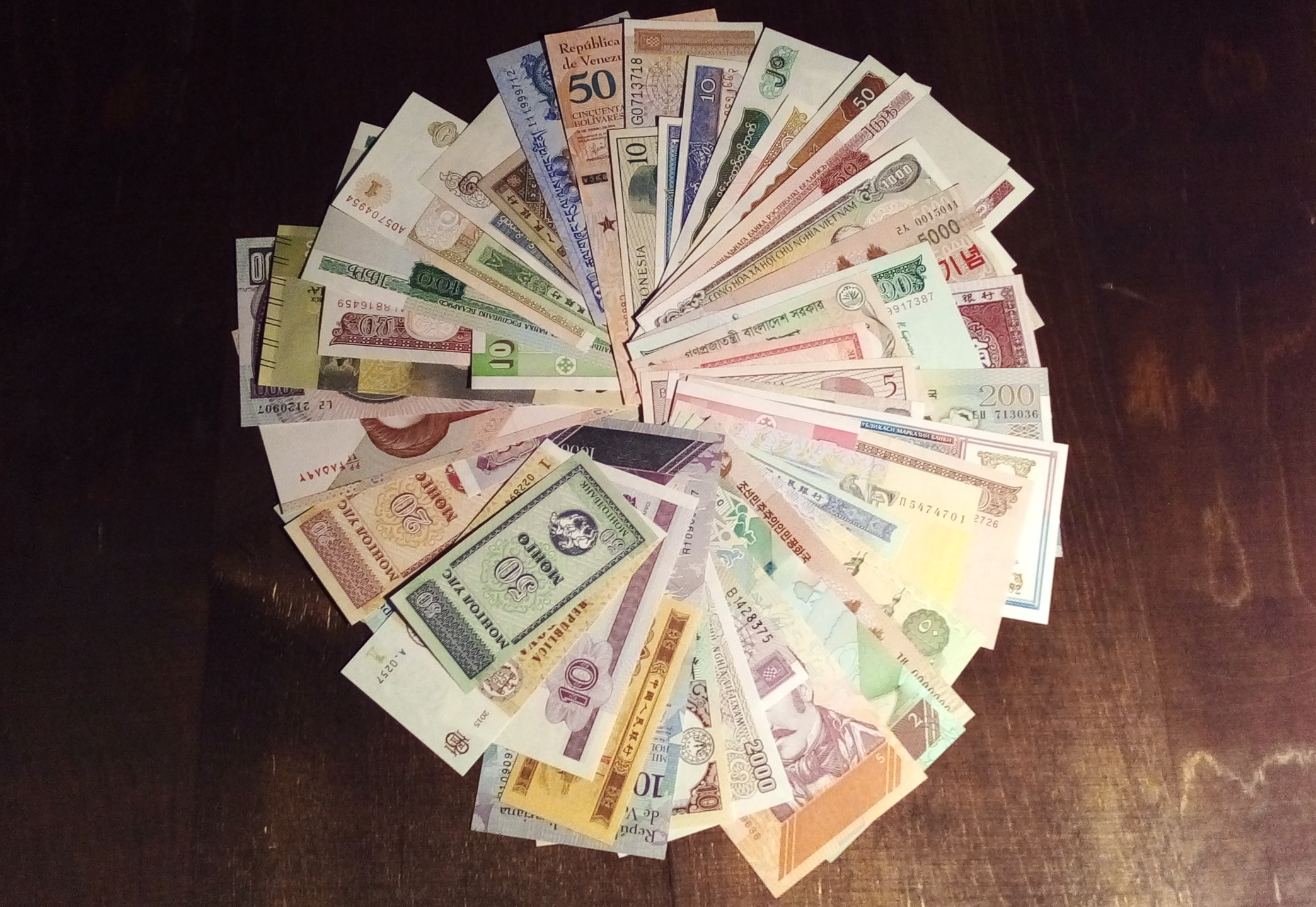 Коллекцию банкнот мира 50 штук разных банкнот периода 1964-2018 гг продаю   - фотография