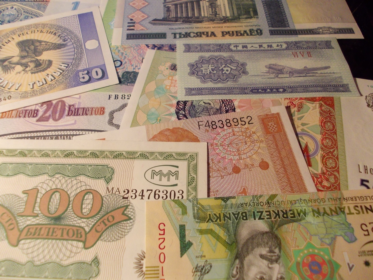 В продаже 30 иностранных новых банкнот = 1000 рублей с доставкой по РФ   - фотография