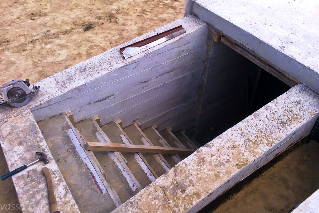 Погреб монолитный, смотровая яма, фундамент монолитная плита - фотография