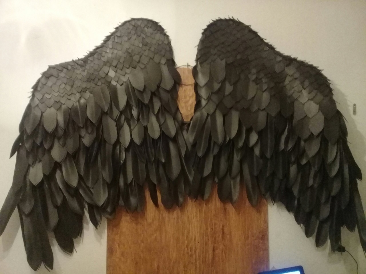 САМАРА. Продаю большие черные крылья (новые),материал - изолон. - фотография