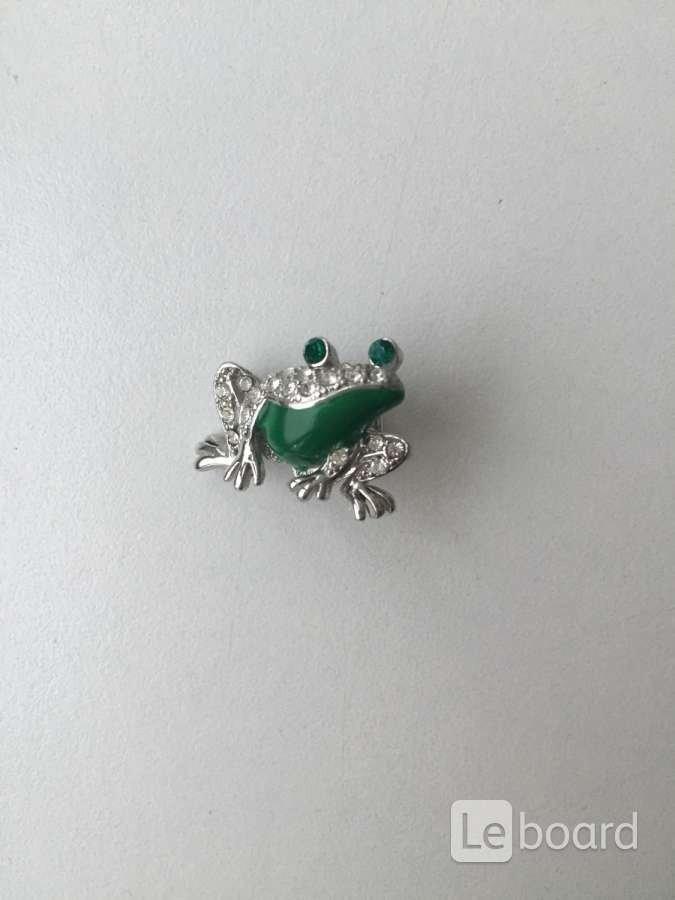 Брошь лягушка бижутерия стразы сваровски swarovski украшение талисман зеленая белые кристаллы камни - фотография